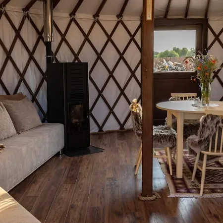 Jurtowe Wzgorze Glamping 豪华帐篷 *