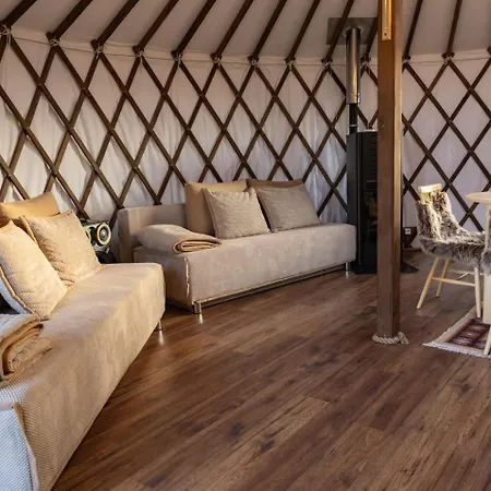 Jurtowe Wzgorze Glamping Grabinek