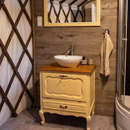 Luxury tent Jurtowe Wzgorze Glamping Grabinek